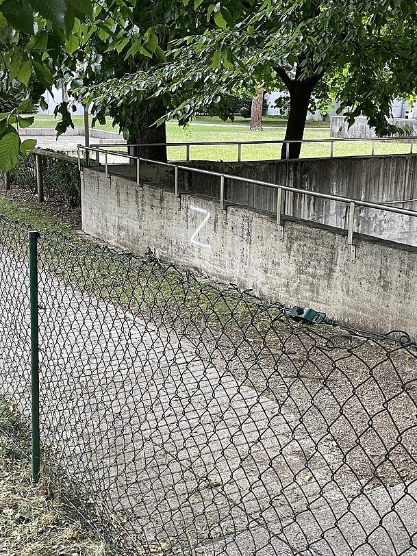 Das verbotene "Z"-Symbol prangt an einer Tiefgarageneinfahrt in der Hornstraße Das verbotene "Z"-Symbol prangt an einer Tiefgarageneinfahrt in der Hornstraße
