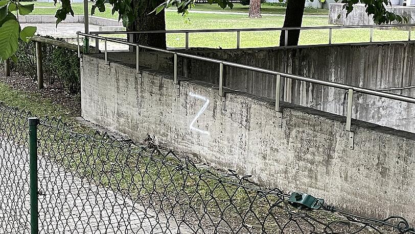 Das verbotene "Z"-Symbol prangt an einer Tiefgarageneinfahrt in der Hornstraße Das verbotene "Z"-Symbol prangt an einer Tiefgarageneinfahrt in der Hornstraße