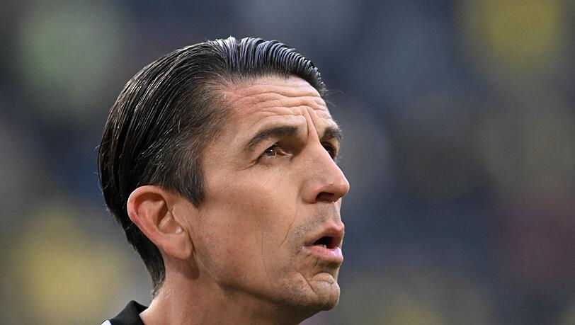 Schiedsrichter Deniz Aytekin vor dem Spiel.