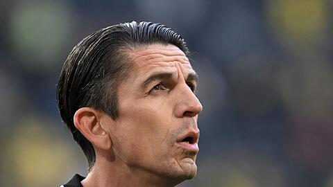 Schiedsrichter Deniz Aytekin vor dem Spiel.