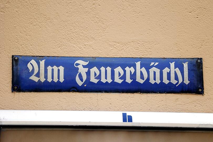 Eine Nebengasse der Ohlmüllerstraße: Ein Bächl fließt hier nicht mehr, der Name aber ist geblieben. Und das schöne alte Straßenschild auch.