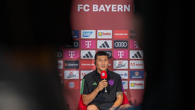 Bayerns Neuzugang Min-Jae Kim nimmt an der Medienrunde teil.