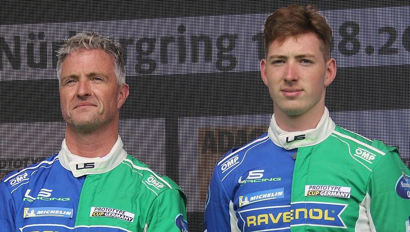 David Schumacher (r.) mit seinem Vater Ralf beim ADAC Prototype Cup Germany auf dem Nürburgring.