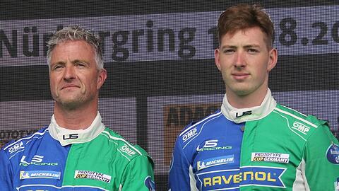 David Schumacher (r.) mit seinem Vater Ralf beim ADAC Prototype Cup Germany auf dem Nürburgring.