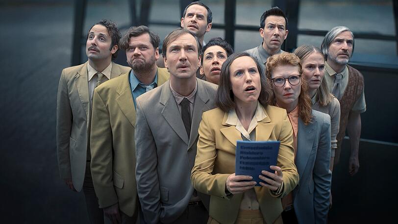 Eine Gruppe von Mitarbeitern soll in der sehr besonderen, vierteiligen Comedy-Serie "Das Manko" aussortiert werden. Damit beginnt ein absurder Physical Comedy-Trip unter der Regie von "Stromberg"-Macher Arne Feldhusen. Eine Gruppe von Mitarbeitern soll in der sehr besonderen, vierteiligen Comedy-Serie "Das Manko" aussortiert werden. Damit beginnt ein absurder Physical Comedy-Trip unter der Regie von "Stromberg"-Macher Arne Feldhusen.