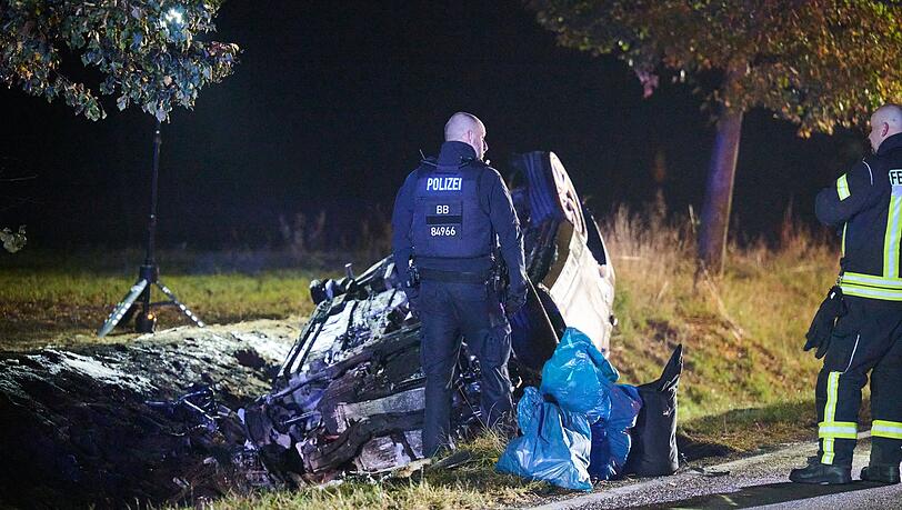 Das beteiligte Auto geriet bei dem schweren Unfall in Brand. Das beteiligte Auto geriet bei dem schweren Unfall in Brand.