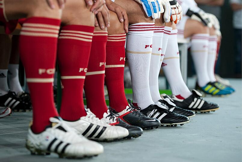 Anstrengender Tag für die Bayern-Kicker: Posing fürs Foto, dann gleich zum Training. Die Bilder von der Säbener