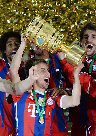 Die Bayern feiern mit dem Pott. Die schönsten Jubelbilder aus dem Berliner Olympiastadion.