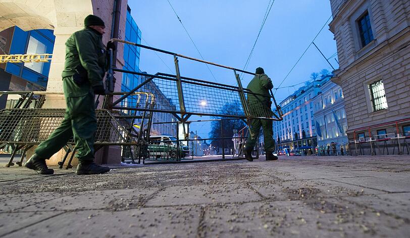 Am Freitag um 6 Uhr ging's los: Auf den Dächern sind Scharfschützen postiert. Absperrgitter blockieren die Zufahrtsstraßen. Rund um den Bayerischen Hof patrouillieren Polizisten mit Bombendetektoren und Spürhunden.