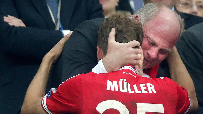 Uli Hoeneß herzt Thomas Müller nach dem Sieg des FC im Champions-League-Finale 2013 gegen Borussia Dortmund.