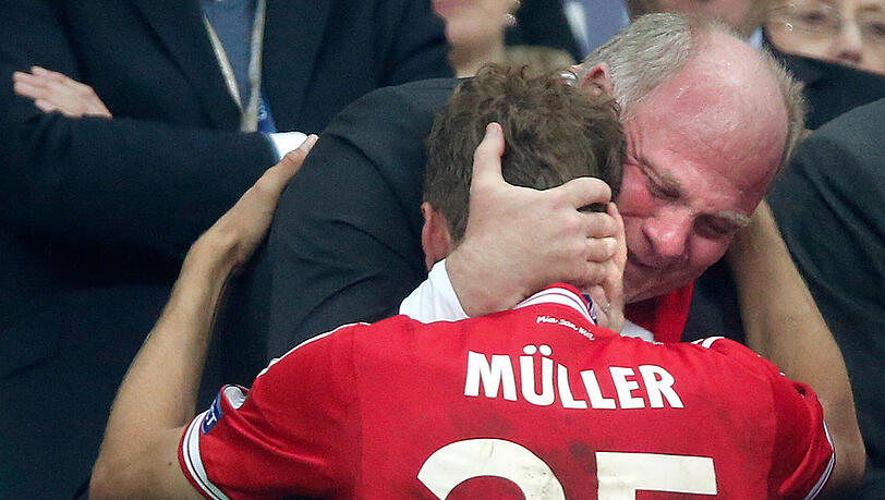 Uli Hoeneß herzt Thomas Müller nach dem Sieg des FC im Champions-League-Finale 2013 gegen Borussia Dortmund.