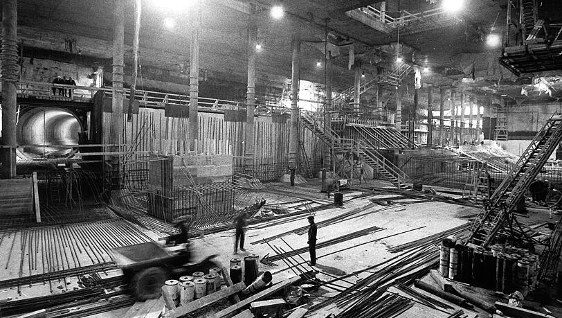 Wo das ist? Die U-Bahnbaustelle unter dem Marienplatz, wo beim Tag der offenen Tür im Jahre 1969 der Rohbau besichtigt werden konnte. Wo das ist? Die U-Bahnbaustelle unter dem Marienplatz, wo beim Tag der offenen Tür im Jahre 1969 der Rohbau besichtigt werden konnte.
