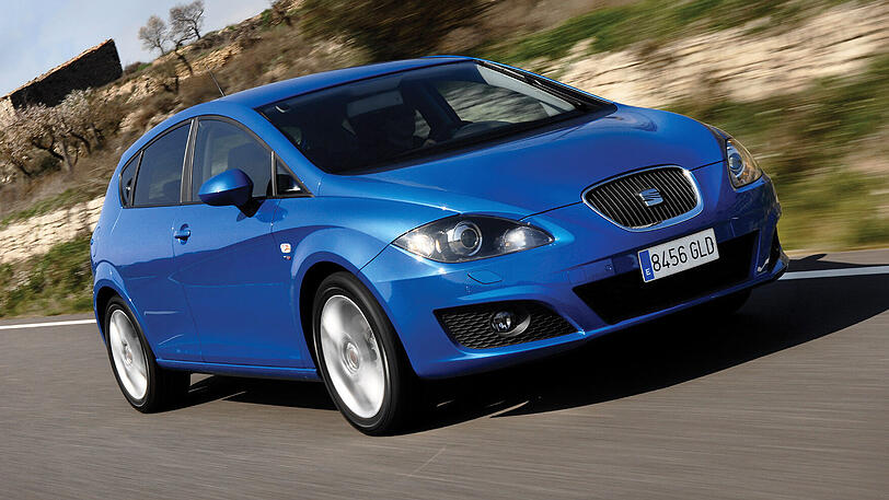 Platz 5: Auf Platz fünf fühlt sich ein fescher Spanier mit 3.559 verkauften Exemplaren pudelwohl. Der Seat Leon bringt schickes Design und solide VW-Technik unter eine Haube und in die Kompaktklasse. Die Version mit dem 81 kW/110 PS starken 1.2 TSI-Motor mit 6-Gangschaltgetriebe ist erst ab der zweiten Ausstattungsstufe Reference und ab 19.260 Euro zu haben. 194 km/h sind damit maximal drin, der Normverbrauch des Fünftürers liegt bei 4,9 Liter.