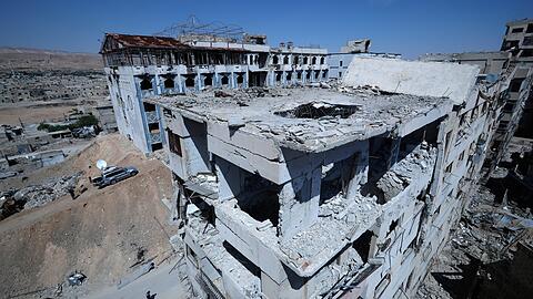 Duma: Ein Krankenhaus (l) nahe der Stelle, an der Giftgas eingesetzt worden sein soll. Nach der mutmaßlichen Giftgasattacke in Syrien läuft die internationale Krisendiplomatie auf Hochtouren. Doch erst jetzt haben die Ermittlungen der Organisation für ein Verbot der Chemiewaffen (OPCW) in Duma begonnen.