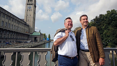 Die zwei von der Isar: Bürgermeister Josef Schmid (links) und Ministerpräsident Markus Söder am möglichen Flussbad. Weitere Bilder vom Ortstermin der CSU.