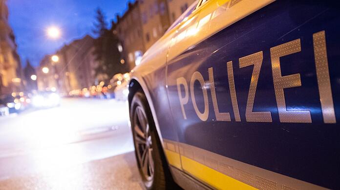 Die Polizei erhofft sich Hinweise auf den Nackten mit der Clownsmaske.