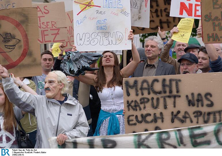 Suchbild mit Hauptkommissar Franz Leitmayr (Udo Wachtveitl) auf einer Demo.