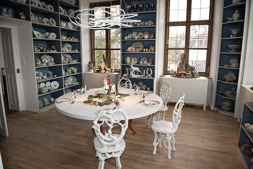 Der Scheck wurde im Blauen Salon von Schloss Nymphenburg übergeben.