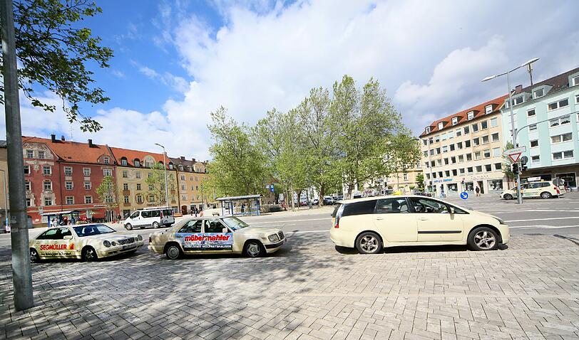 ... an die Adalbert-Roßhaupter-Straße, wo die Taxler weniger Laufkundschaft vermuten als hier an dem neu gestalteten Platz mit der Fußgängerzone.