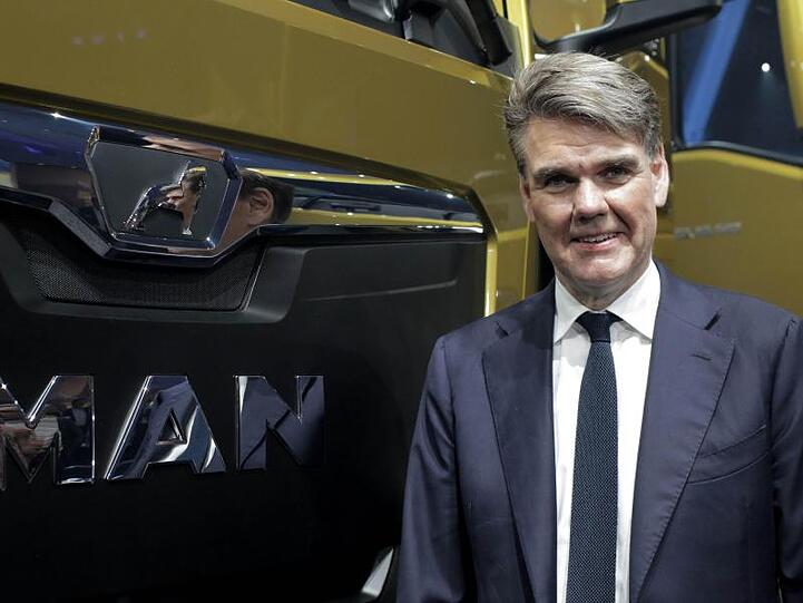 Joachim Drees, Vorstandschef von MAN, steht neben einem neu entwickelten Lastwagen. Foto: Juan Carlos Rojas/dpa/Archiv