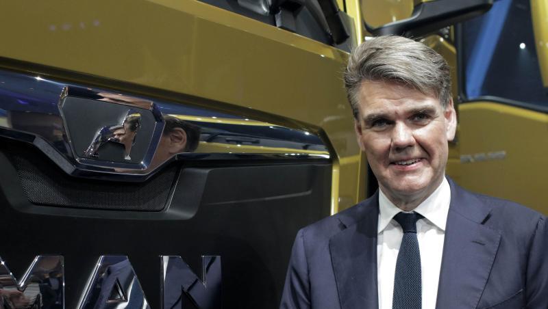 Joachim Drees, Vorstandschef von MAN, steht neben einem neu entwickelten Lastwagen. Foto: Juan Carlos Rojas/dpa/Archiv Joachim Drees, Vorstandschef von MAN, steht neben einem neu entwickelten Lastwagen. Foto: Juan Carlos Rojas/dpa/Archiv