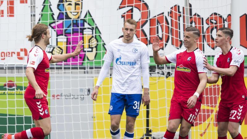 Freiburgs Lucas Höler (l) jubelt nach seinem Tor zum 1:0 mit den Mannschaftskameraden Ermedin Demirovic (M) und Roland Sallai (r).