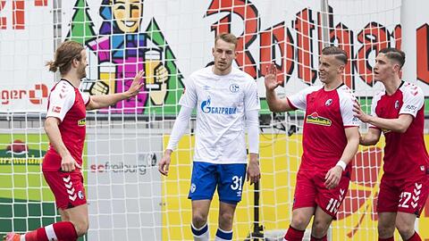 Freiburgs Lucas Höler (l) jubelt nach seinem Tor zum 1:0 mit den Mannschaftskameraden Ermedin Demirovic (M) und Roland Sallai (r).