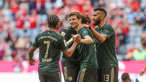 Serge Gnabry (l.) ist krank, rücken für ihn Thomas Müller (m.) oder Eric Maxim Choupo-Moting auf die rechte Seite?