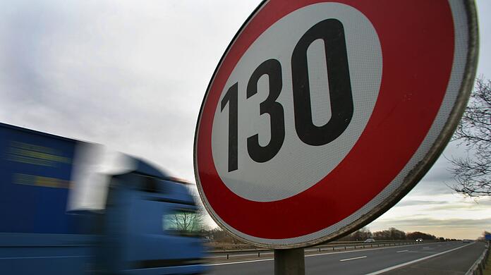 Angesichts der Energie-Importe aus Russland nimmt die Tempolimit-Debatte wieder Fahrt auf.