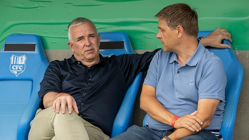 Union-Präsident Dirk Zingler (l) im Gespräch mit Sportchef Oliver Ruhnert.
