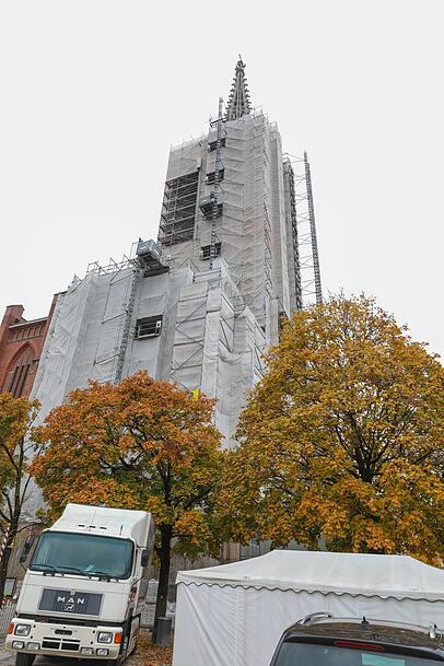 Der Kirchturm an der Dult auf dem Mariahilfplatz ist weiterhin eingerüstet und wird saniert. Der Kirchturm an der Dult auf dem Mariahilfplatz ist weiterhin eingerüstet und wird saniert.