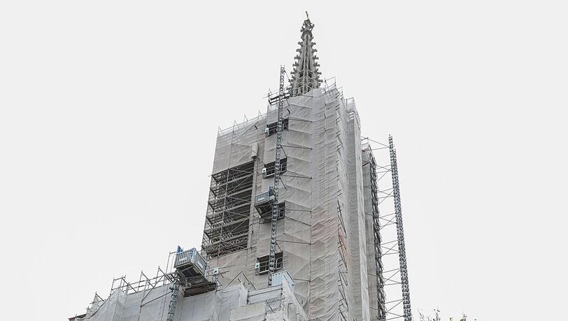 Der Kirchturm an der Dult auf dem Mariahilfplatz ist weiterhin eingerüstet und wird saniert. Der Kirchturm an der Dult auf dem Mariahilfplatz ist weiterhin eingerüstet und wird saniert.