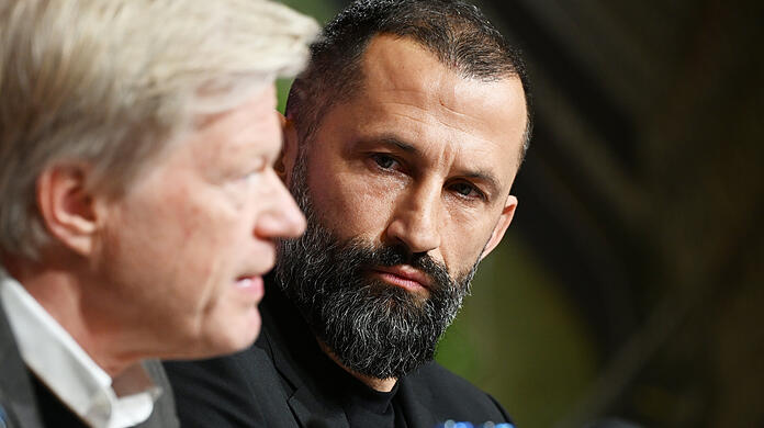 Bayerns Vorstandsboss Oliver Kahn (l.) und Sportvorstand Hasan Salihamidzic bei der Vorstellung von Thomas Tuchel.