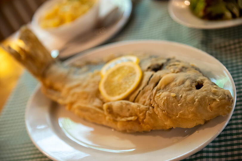 Karpfen gebacken: die beliebteste Art, den einheimischen Fisch zu genie&szlig;en.