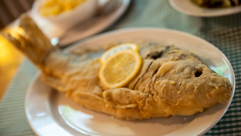 Karpfen gebacken: die beliebteste Art, den einheimischen Fisch zu genie&szlig;en.