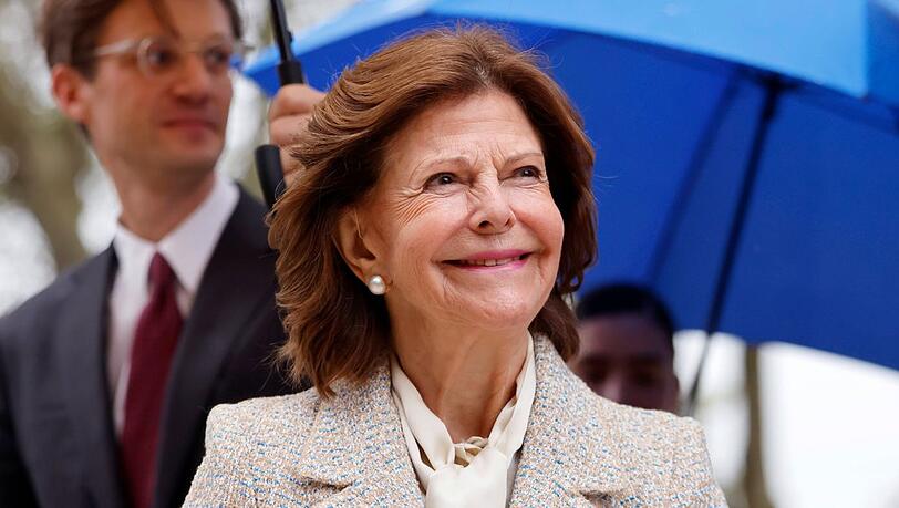 Trotz Regenwetter offensichtlich bestens gelaunt: Königin Silvia am 9. Oktober in Düsseldorf. Trotz Regenwetter offensichtlich bestens gelaunt: Königin Silvia am 9. Oktober in Düsseldorf.