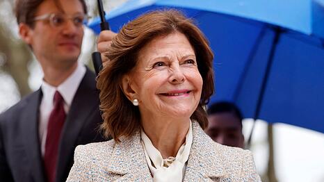 Trotz Regenwetter offensichtlich bestens gelaunt: K&ouml;nigin Silvia am 9. Oktober in D&uuml;sseldorf.