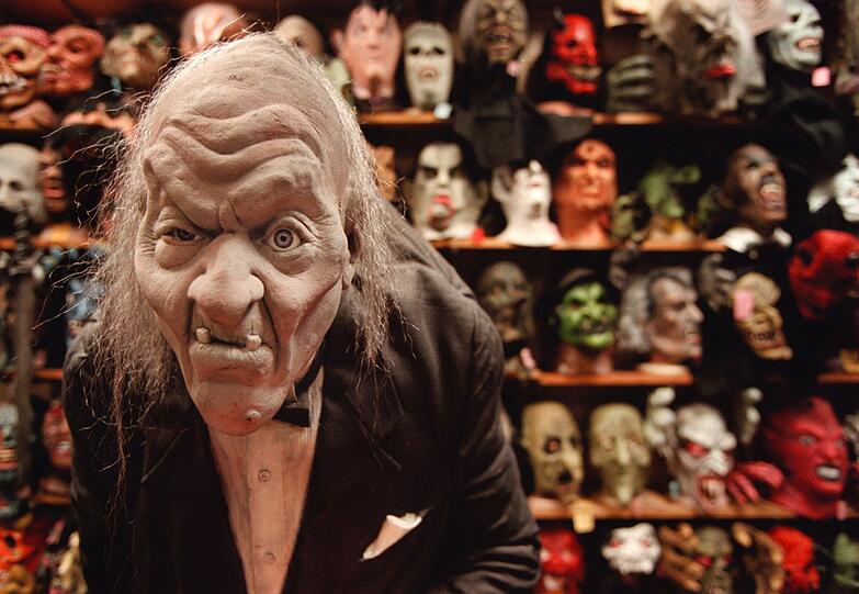Kostüme, Masken, Make-up, Deko, Süßigkeiten ... Halloween kostet viele Haushalte jede Menge Geld. Wie viel, zeigt der jährliche Umsatz rund um das Gruselfest. 2019 gaben die US-Amerikaner ganze 8,8 Milliarden Dollar aus. Nur für das Weihnachtsfest sitzt das amerikanische Portemonnaie noch lockerer. Kostüme, Masken, Make-up, Deko, Süßigkeiten ... Halloween kostet viele Haushalte jede Menge Geld. Wie viel, zeigt der jährliche Umsatz rund um das Gruselfest. 2019 gaben die US-Amerikaner ganze 8,8 Milliarden Dollar aus. Nur für das Weihnachtsfest sitzt das amerikanische Portemonnaie noch lockerer.
