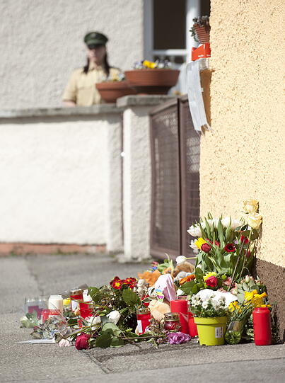 Flo: Ich weiß gar nicht was ich schreiben soll, mir fehlen die Worte. Es geht über meine Vorstellungskraft hinaus, was ihr jetzt erleiden müsst. Ich hoffe das dieses Etwas, das euch und den beiden Kindern das angetan hat, sehr bald gefasst wird und nicht mehr auf freiem Fuß herum laufen kann.
Mein größtes Mitgefühl und Beileid.