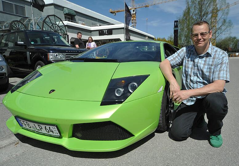 in erfüllter Kindheitstraum: Siegfried Boes mit seinem Lamborghini Murciélago.
