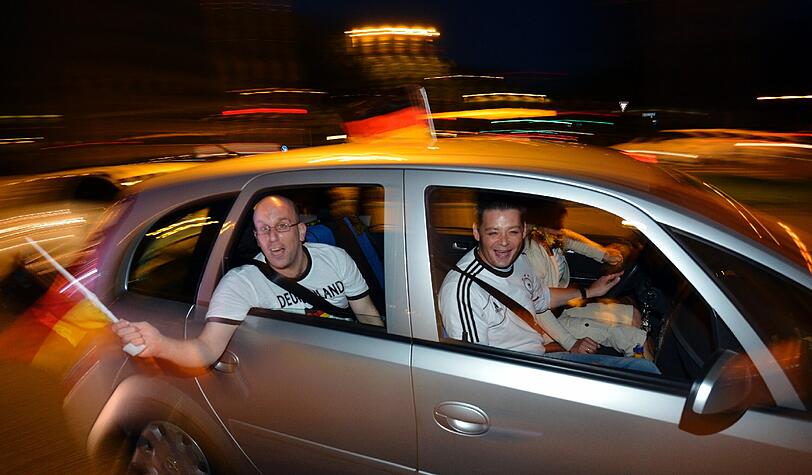 Fahnen, Masken, gute Laune: Nach dem grandiosen 4:2 gegen Griechenland ist ganz Deutschland im Freudenrausch! Die Bilder der Fans zum Durchklicken und Mitfeiern!