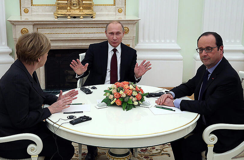 Vor knapp einer Woche in Moskau, jetzt in Minsk. Bundeskanzlerin Angela Merkel und Francois Hollande wollen beim Krisengipfel in Minsk Wladimir Putin zum Einlenken bewegen.