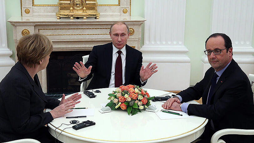 Vor knapp einer Woche in Moskau, jetzt in Minsk. Bundeskanzlerin Angela Merkel und Francois Hollande wollen beim Krisengipfel in Minsk Wladimir Putin zum Einlenken bewegen. Vor knapp einer Woche in Moskau, jetzt in Minsk. Bundeskanzlerin Angela Merkel und Francois Hollande wollen beim Krisengipfel in Minsk Wladimir Putin zum Einlenken bewegen.