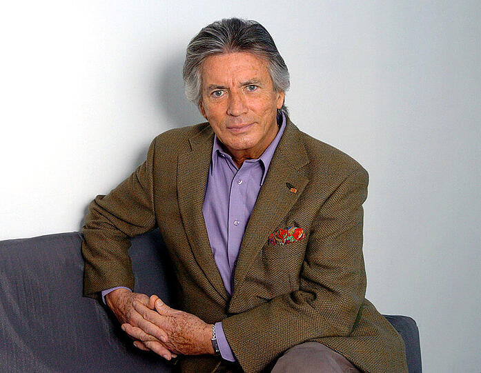 Schauspieler Pierre Brice posiert am 14.02.2005 in Hamburg bei der Vorstellung von zwei neuen Folgen der Reihe "Das Traumhotel"