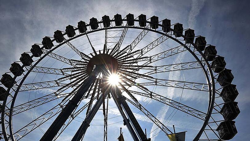 Die Sonne scheint durch's Riesenrad auf der Wiesn. Zum Wiesn-Start dürfen sich alle Besucher auf Sonnenschein und milde Temperaturen freuen. Die Sonne scheint durch's Riesenrad auf der Wiesn. Zum Wiesn-Start dürfen sich alle Besucher auf Sonnenschein und milde Temperaturen freuen.