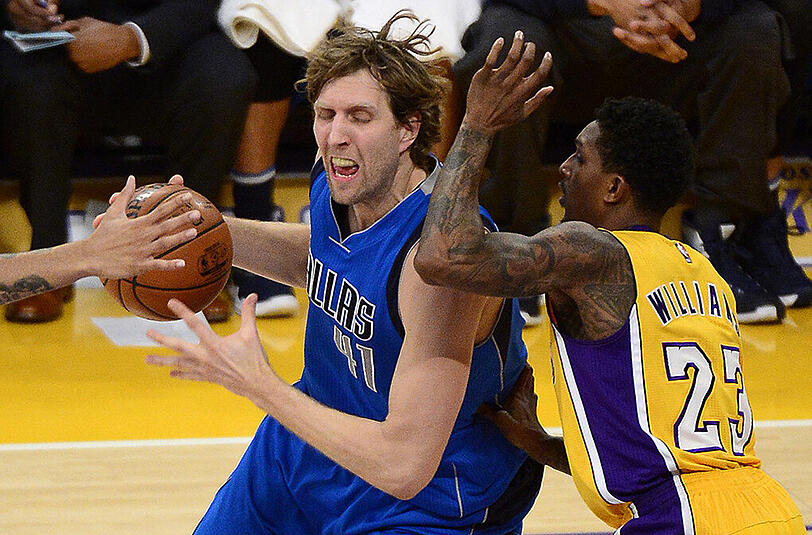 Mavericks-Star Dirk Nowitzki (links) im Duell mit Lou Williams von den Los Angeles Lakers.