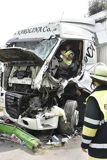 Mega-Stau am Irschenberg: Zwei Lkw krachten am Freitagvormittag ineinander &ndash; die Bilder vom Rettungseinsatz.