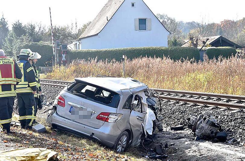 Der Regionalzug rammte den Wagen, als dieser gerade die Gleise überquerte. Beide Insassen starben noch am Unfallort.