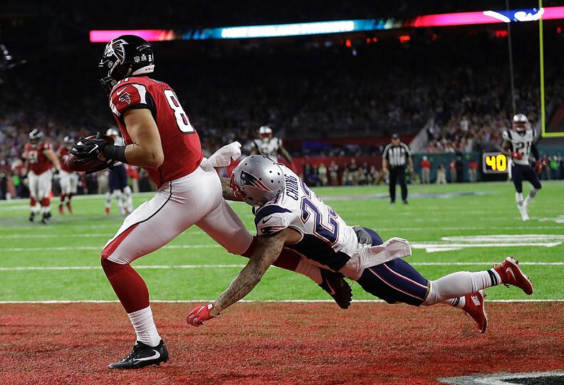 Harter Fight: Zunächst sah alles danach aus, dass die Falcons sich den Sieg nicht mehr nehmen lassen.