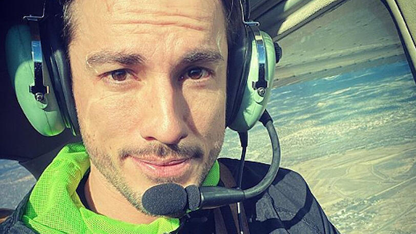 Michael Trevino im Propellerflugzeug